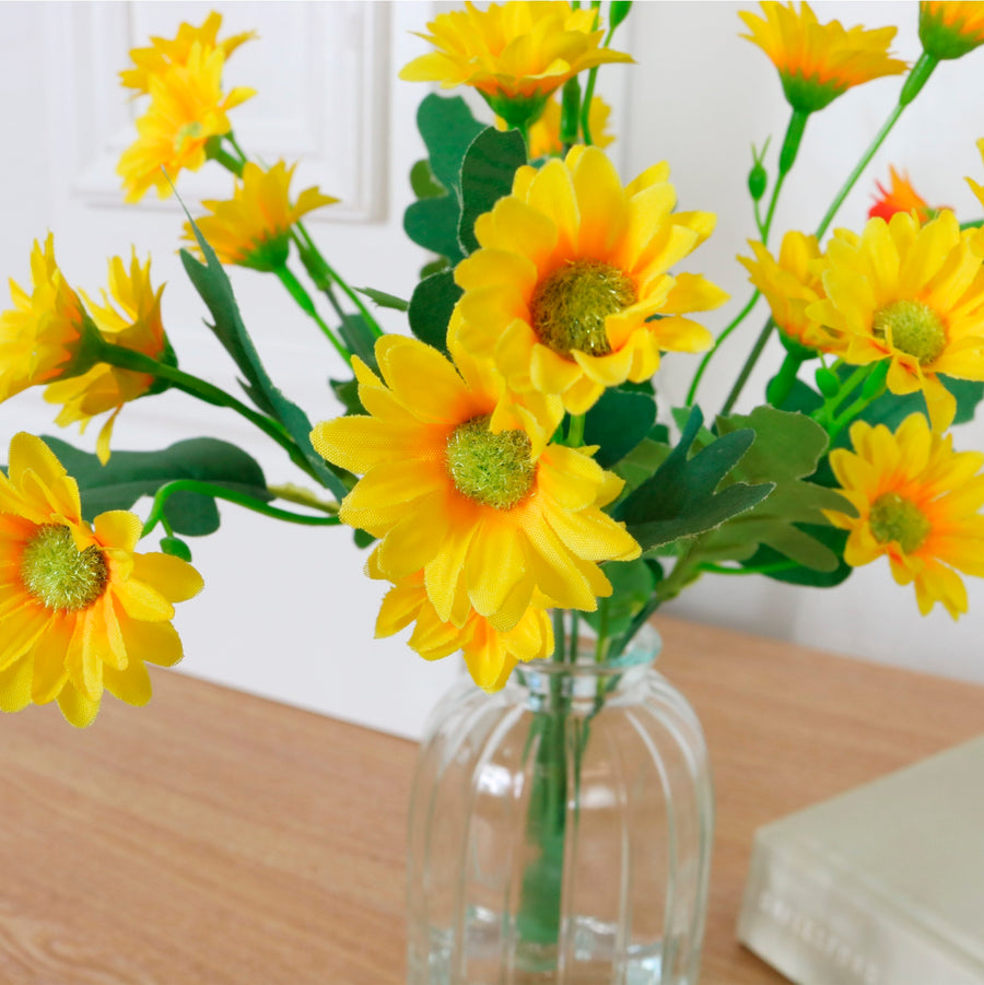 Mia Daisy In Bud Vase Arrangement